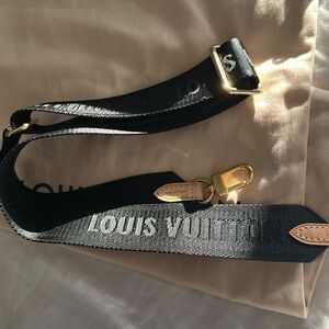 Black Louis Vuitton bandouliere strap
